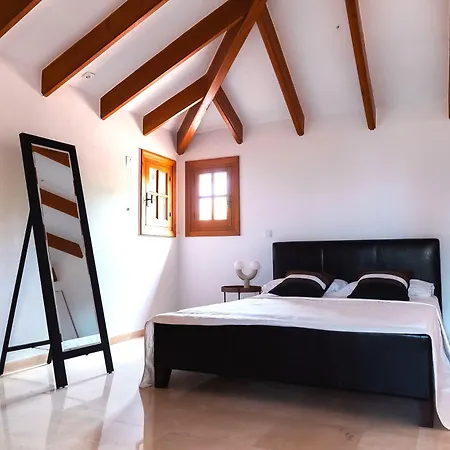 In Golden Mile, Nagueles Villa